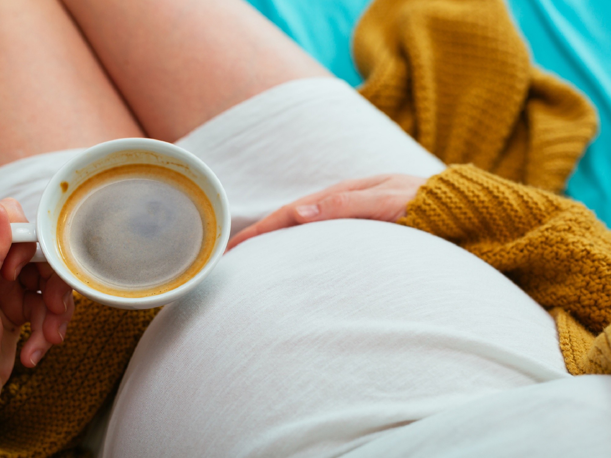 妊娠中のコーヒーはNG？カフェインによる影響や代替品を解説
